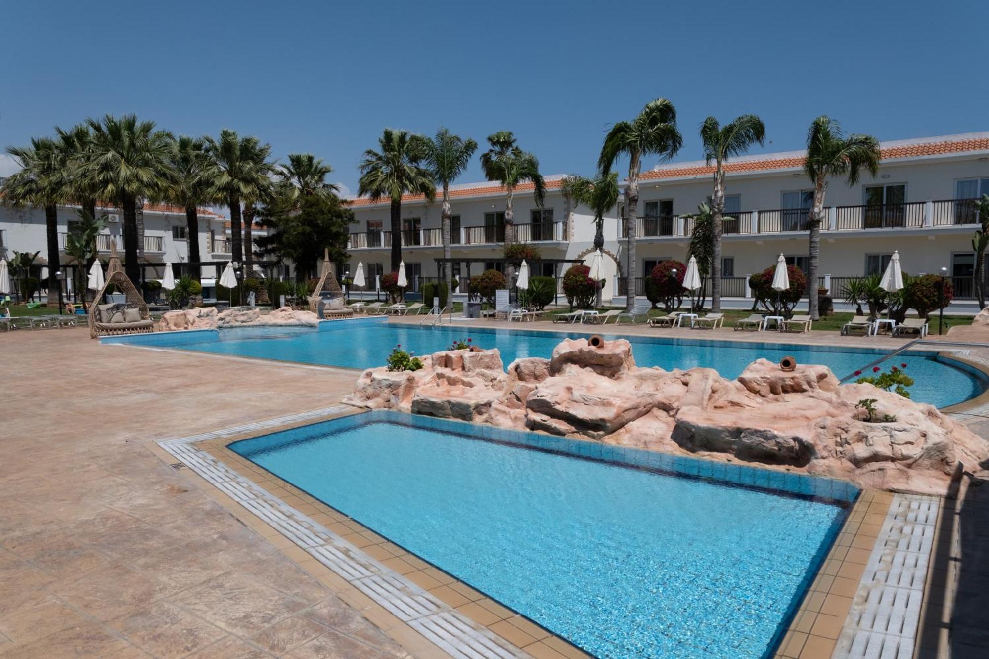 Loutsiana Deluxe Apts Ayia Napa Ngoại thất bức ảnh